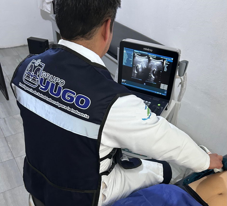 Examen de ultrasonido por personal de Grupo Ángeles Custodios